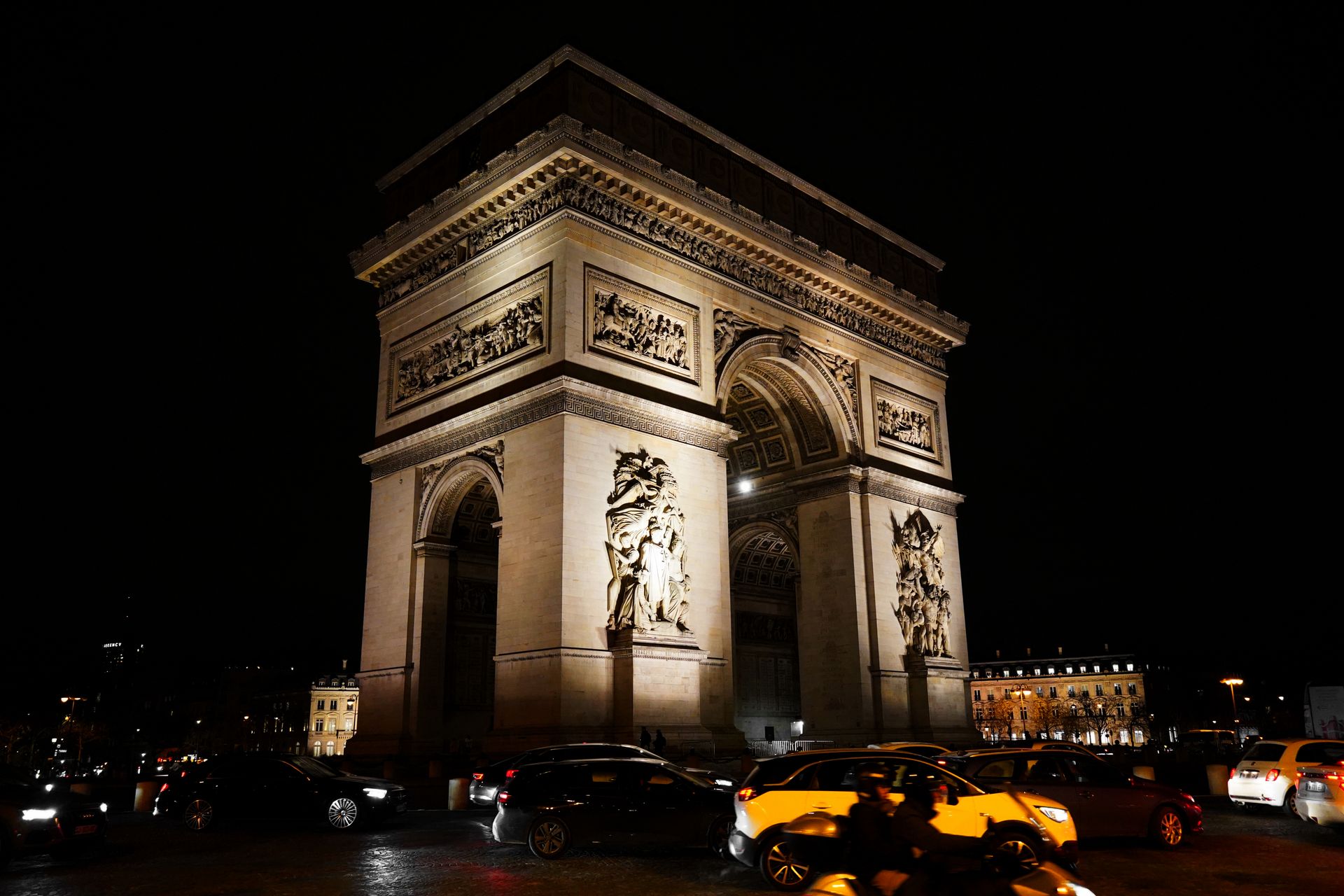 Arc de Triomphe illuminé de nuit
