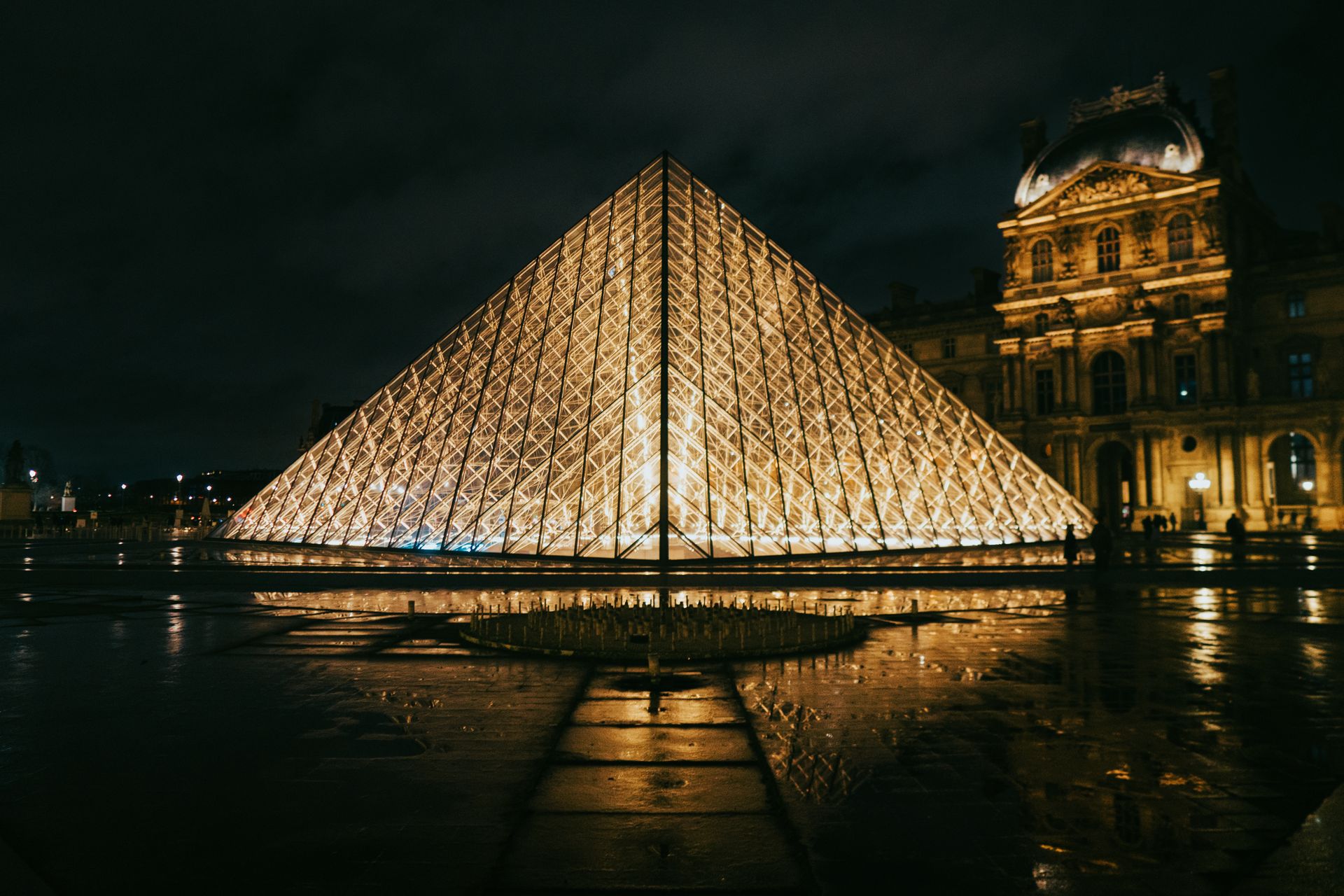 Pyramide du Louvre illuminée de nuit