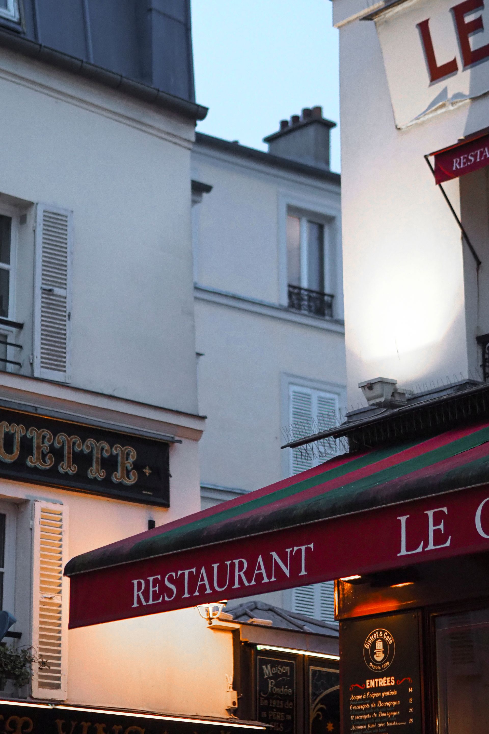Restaurant typique dans une rue de Montmartre en soirée