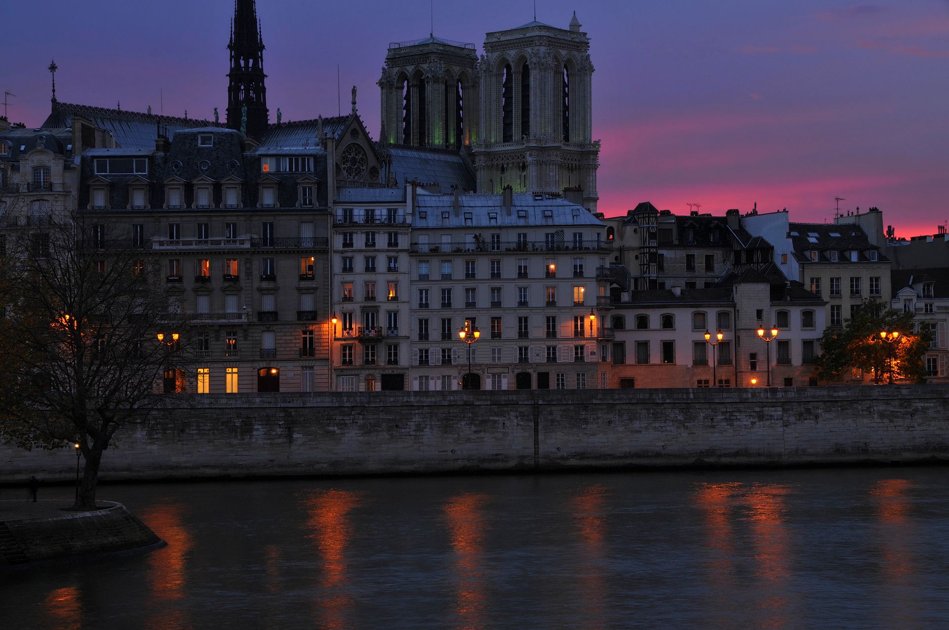Notre-Dame et les quais de Seine au crépuscule
