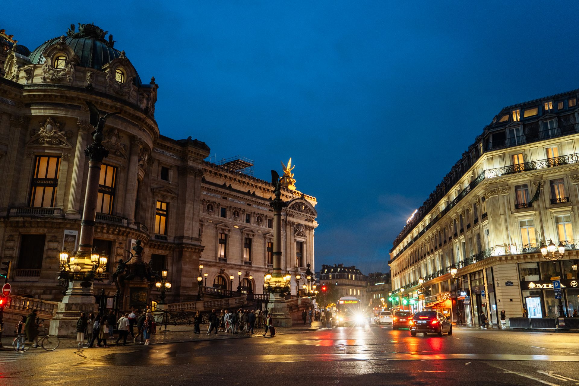 Opéra Garnier et rues parisiennes éclairées de nuit