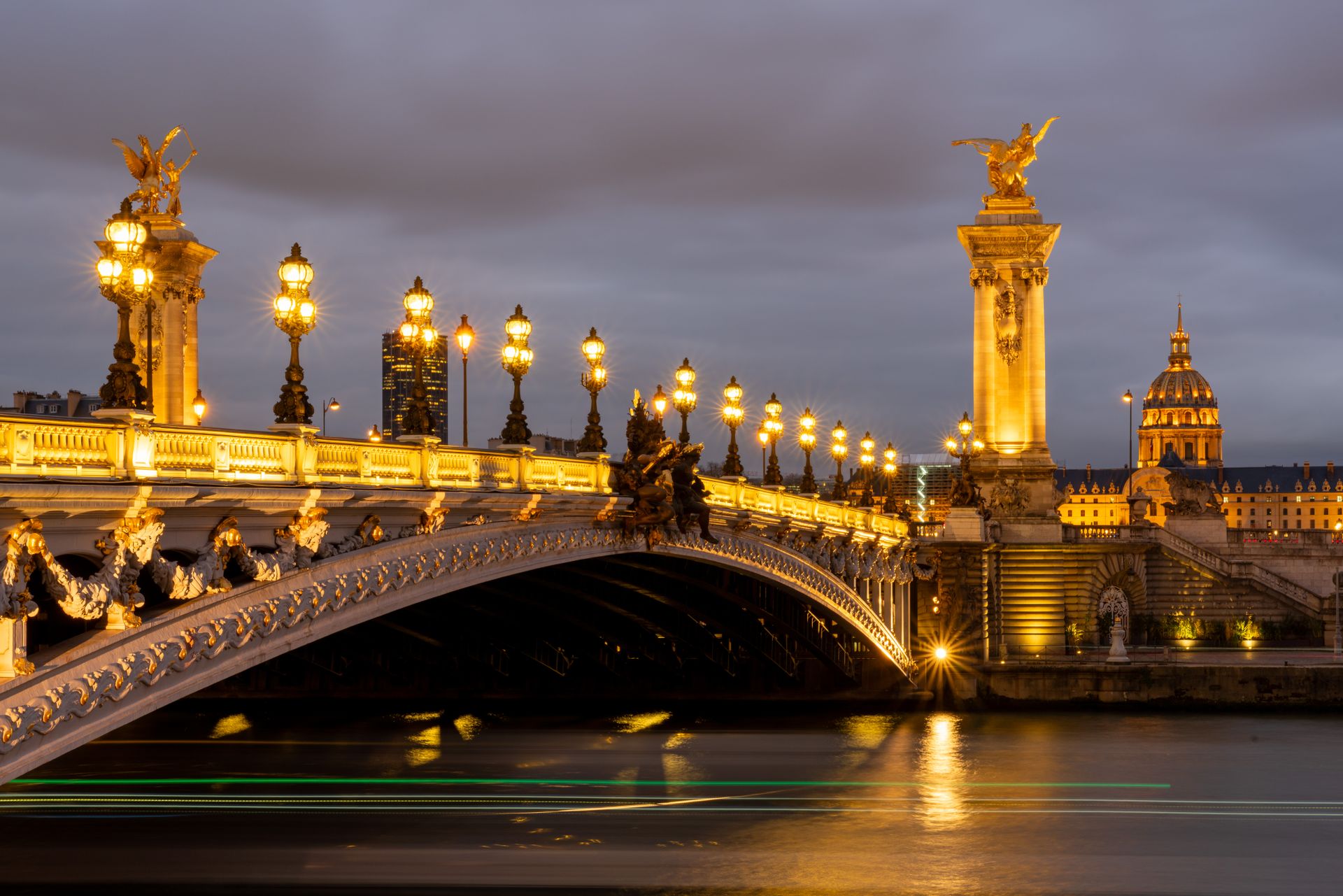 Pont Alexandre III illuminé avec les Invalides en arrière-plan