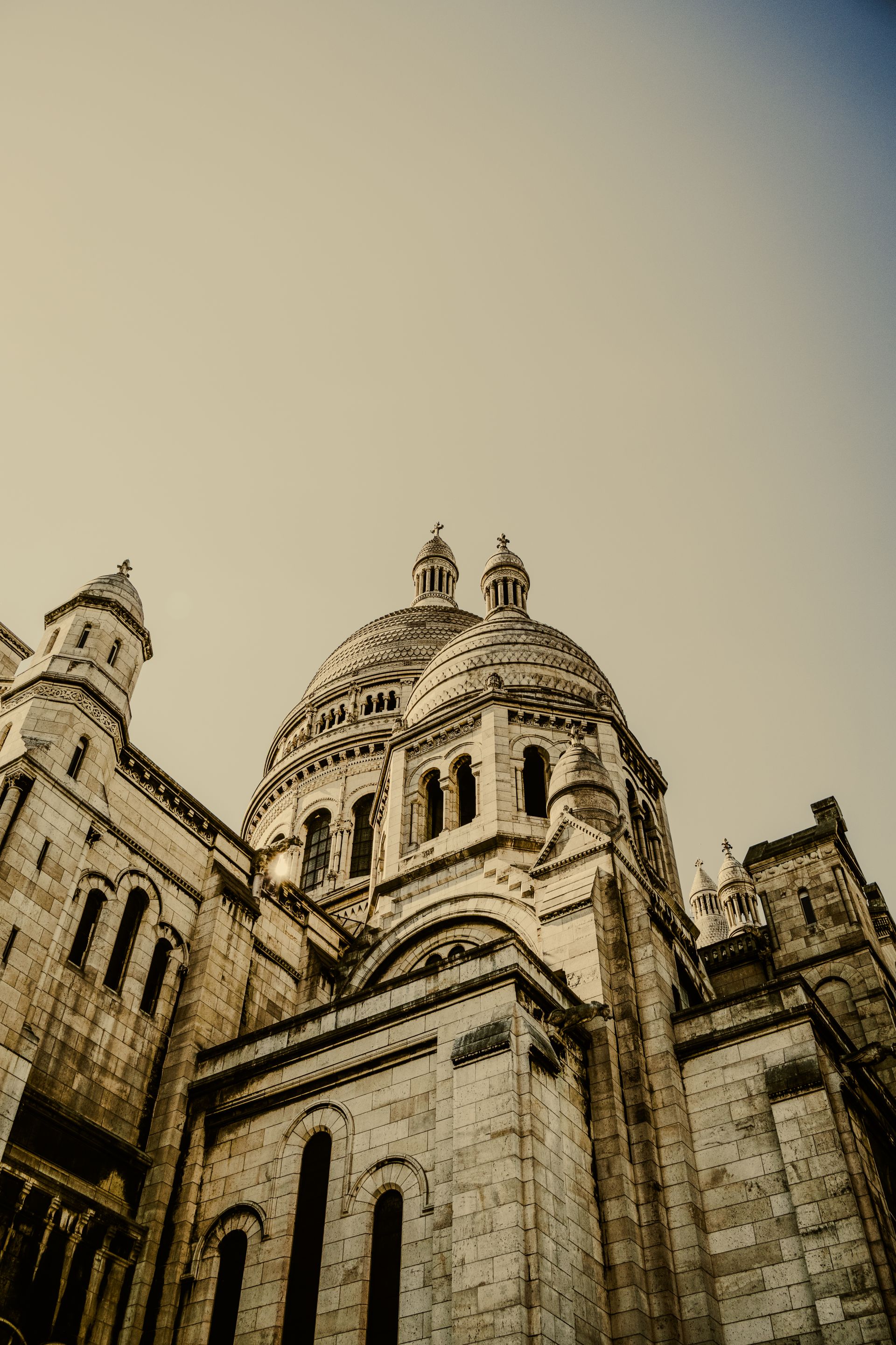 Architecture du Sacré-Cœur de Montmartre à la tombée du jour
