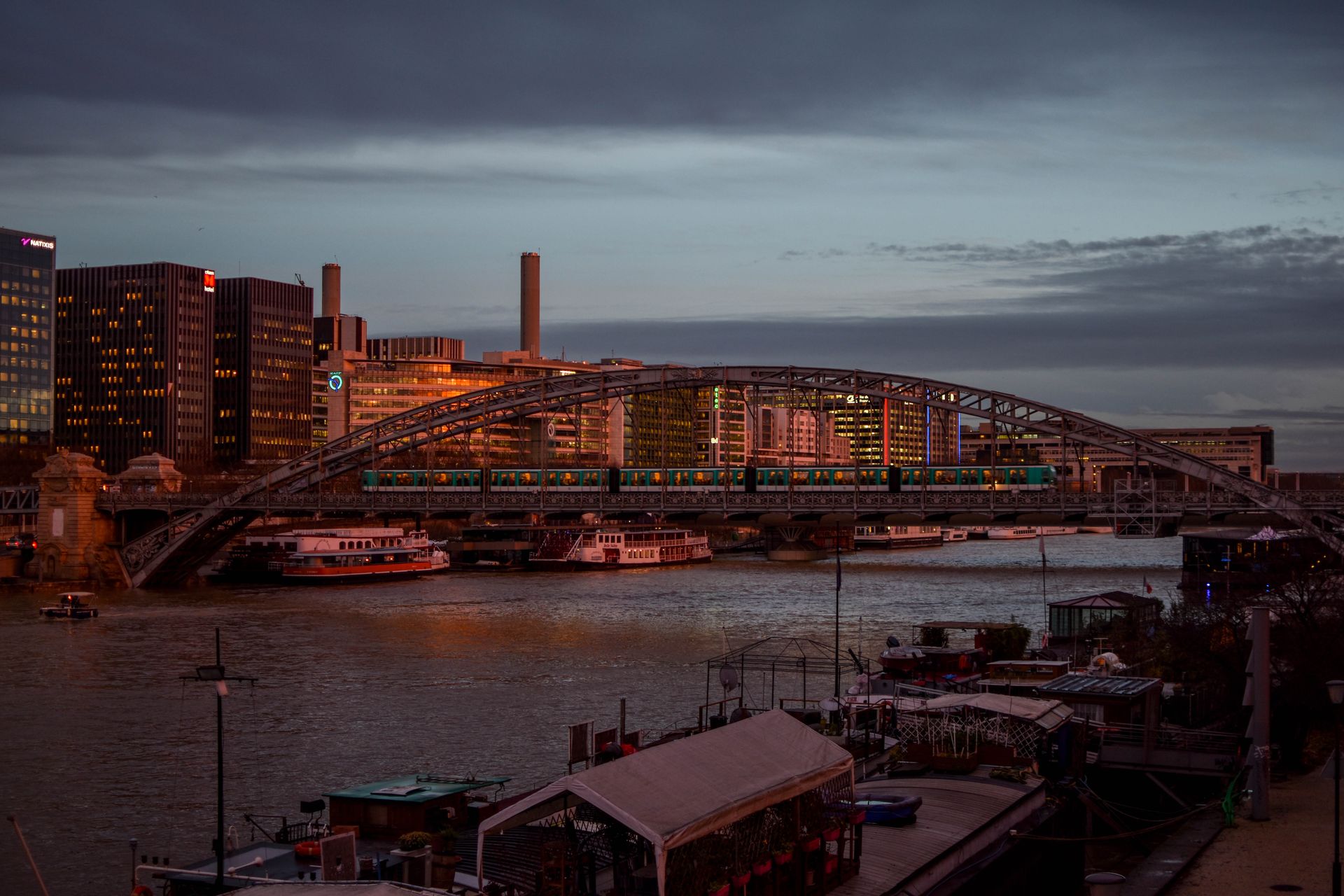 Métro traversant la Seine sur un pont parisien à la tombée de la nuit