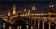 Couple découvrant Paris illuminé de nuit